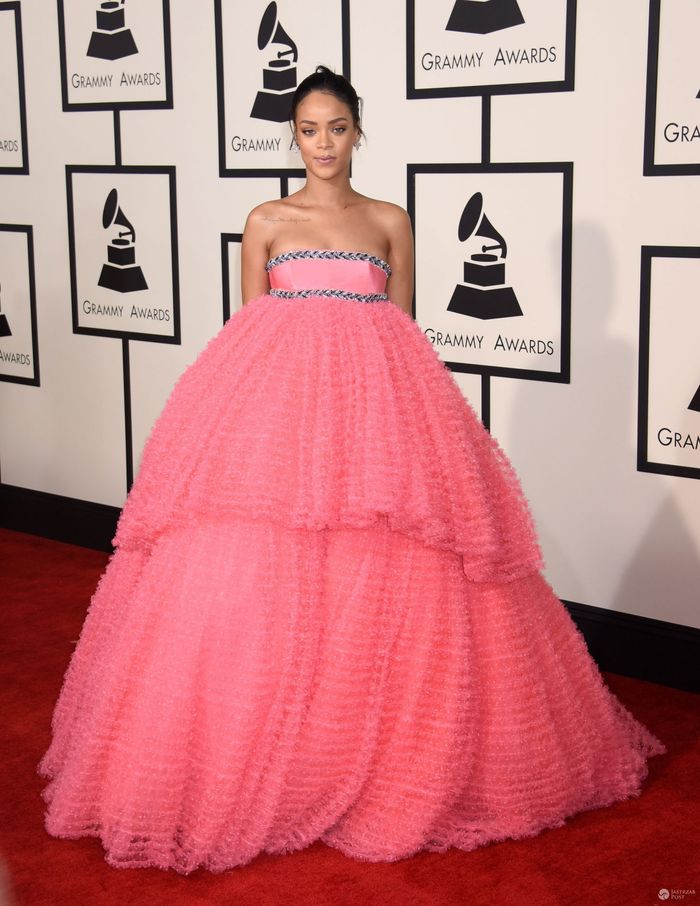Rihanna w kreacji Giambattista Valli - Grammy 2015