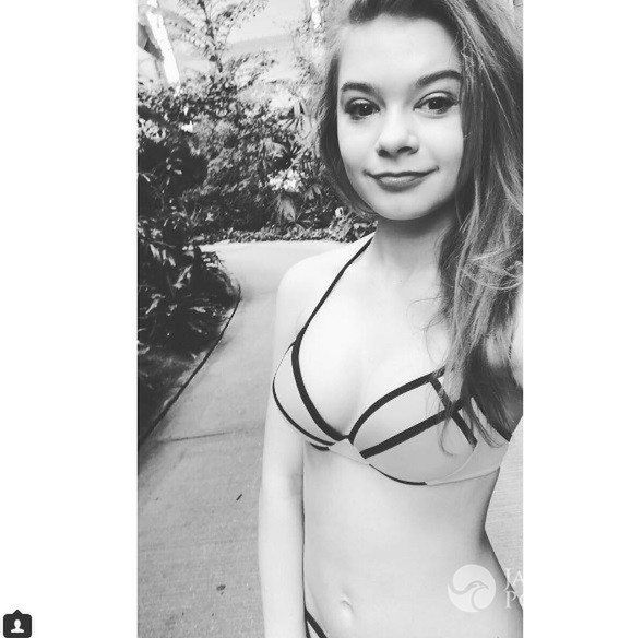 Julia Wróblewska pozuje w bikini - Instagram