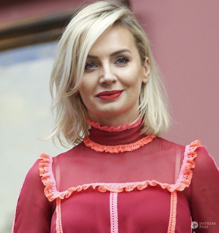 Agnieszka Woźniak-Starak w czerwonej sukni Mariusza Przybylskiego