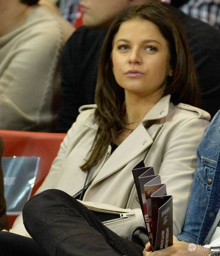 Anna Lewandowska w ósmym miesiącu ciąży na meczu koszykówki (fot. Eastnews)