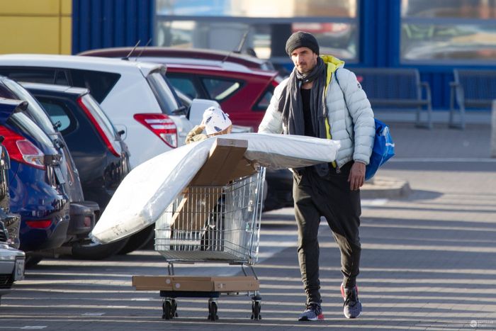 Sebastian Karpiel-Bułecka kupuje meble w Ikei