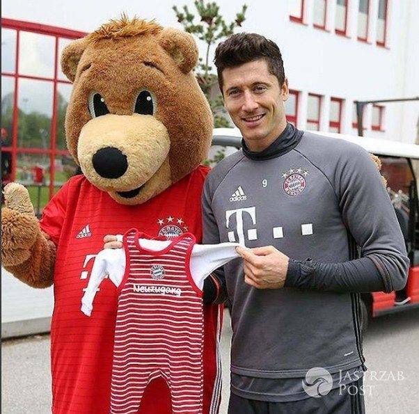 Robert Lewandowski z maskotką sponsora Bayern Monachium