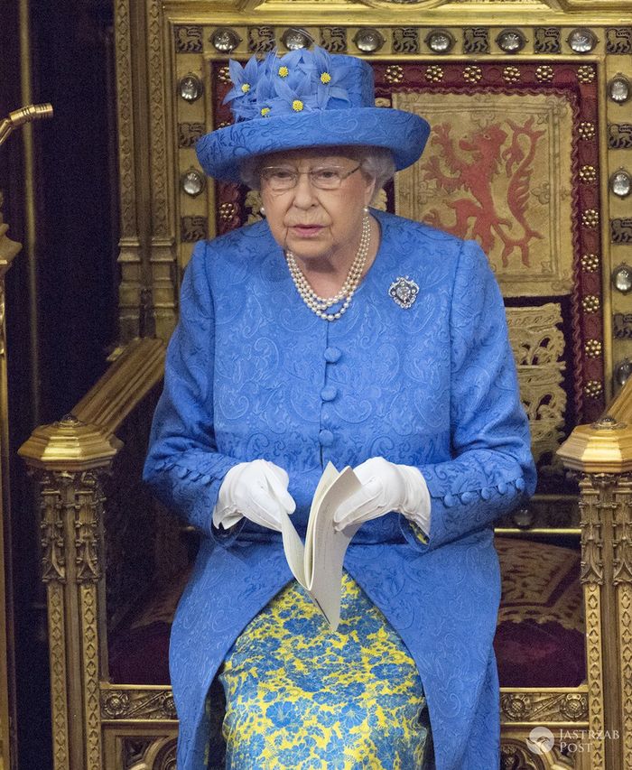 Manifest Królowej Elżbiety II w kapeluszu w barwach Unii