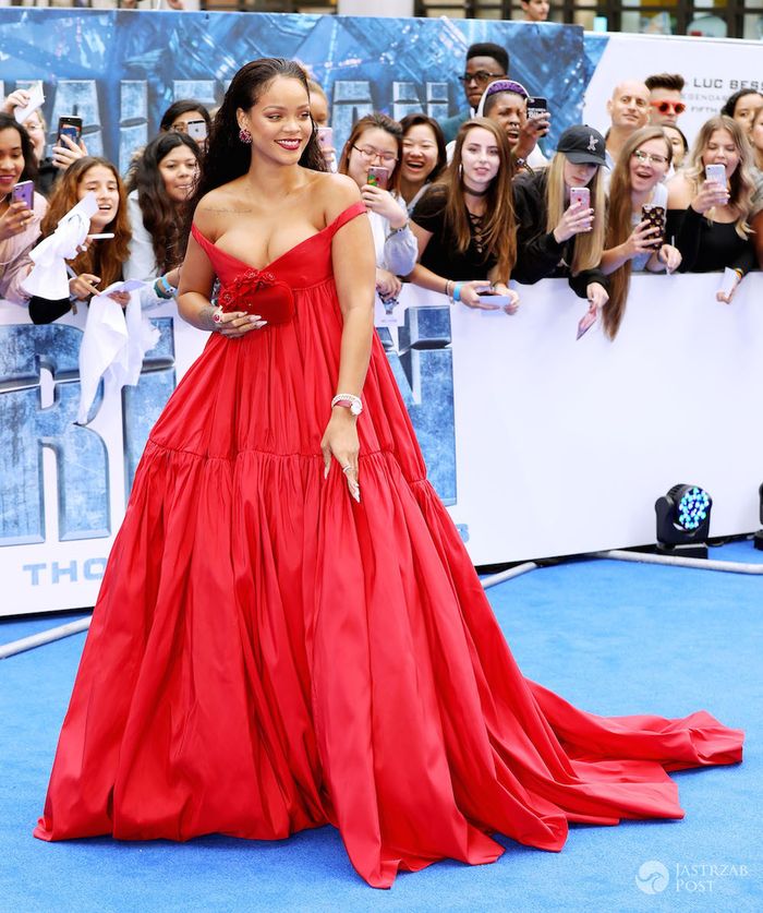 Rihanna w czerwonej sukni