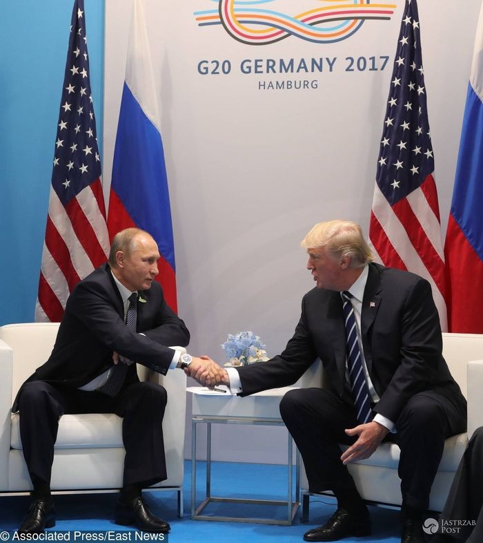 Donald Trump i Władimir Putin uścisnęli sobie dłonie