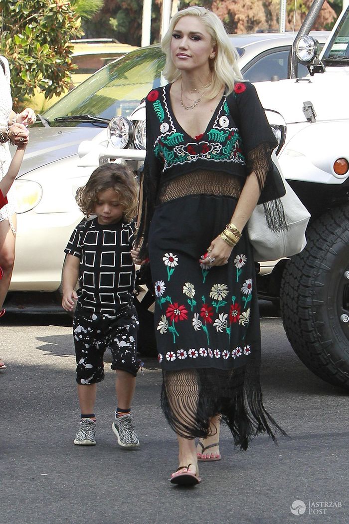Gwen Stefani z synem Apollo wychodzą z kościoła