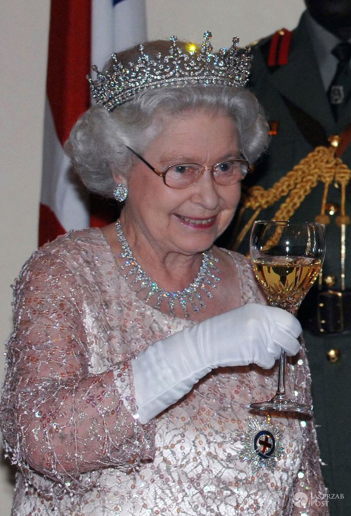 Królowa Elżbieta II pije alkohol