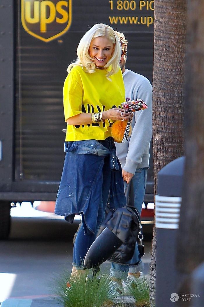 Gwen Stefani w żółtej bluzie