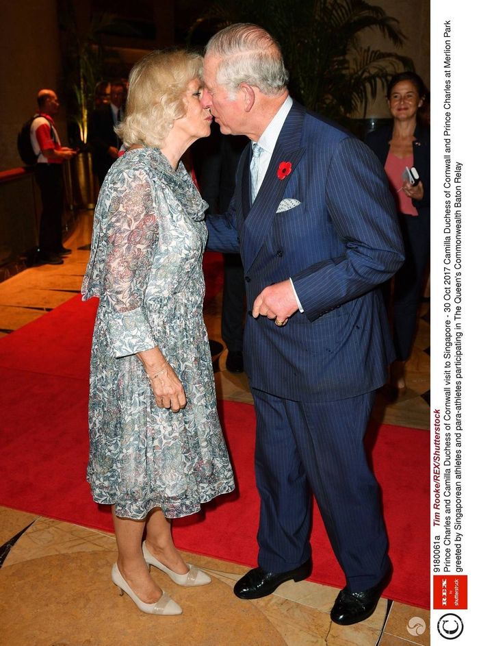 Książę Karol i księżna Camilla całują się