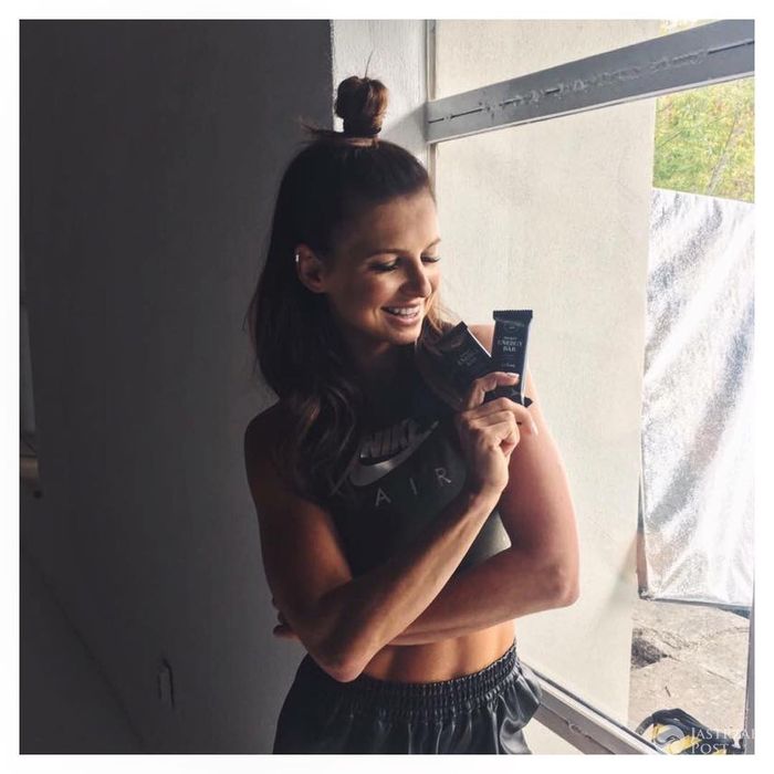 Ewa Chodakowska sprzedaje batony , co na to Anna Lewandowska?