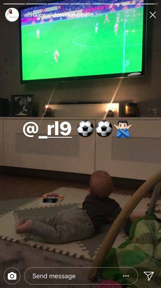 Klara Lewandowska ogląda mecz piłki nożnej