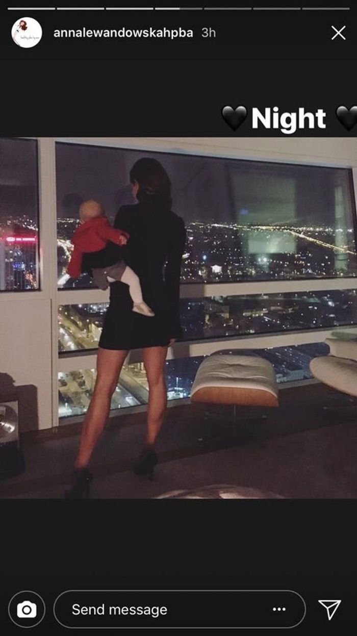 Anna Lewandowska z Klarą Lewandowską podziwia Warszawę nocą