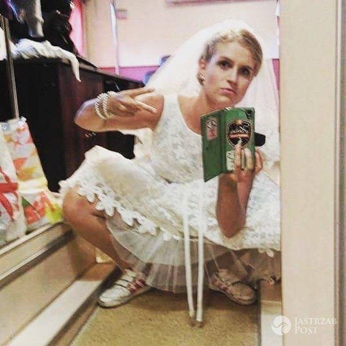 Marcjanna Lelek w sukni ślubnej i sportowych butach