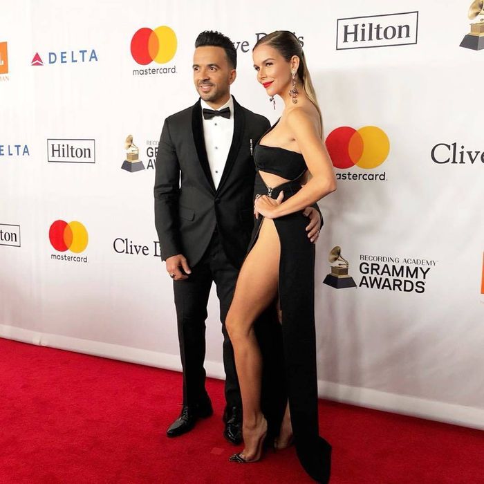 Grammy 2018: Luis Fonsi z żoną na czerwonym dywanie