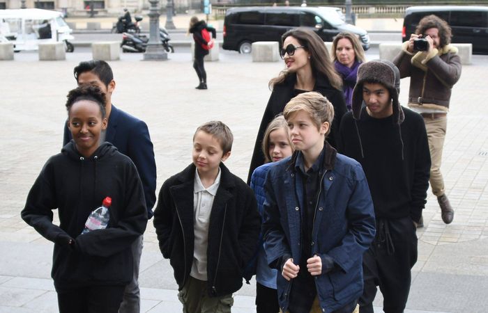 Angelina Jolie zwiedza Luwr z dziećmi, Paryż 2018