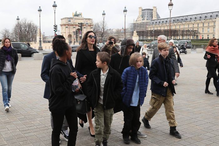 Angelina Jolie z dziećmi w Paryżu (Luwr)