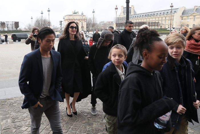 Angelina Jolie zwiedza Luwr z dziećmi, Paryż 2018