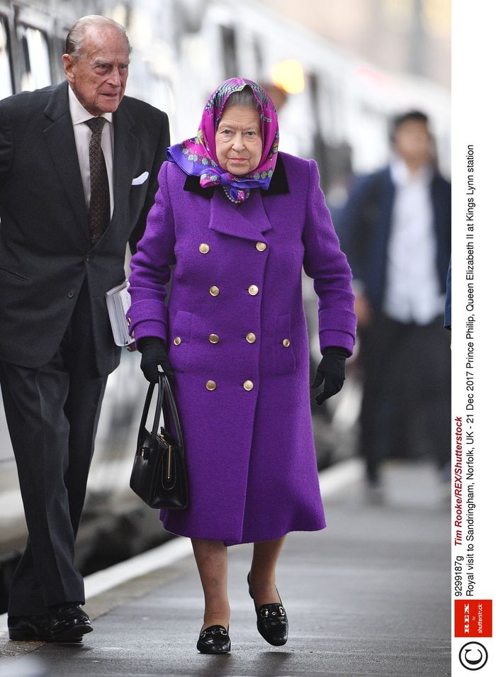 Królowa Elżbieta II podróżuje pociągiem