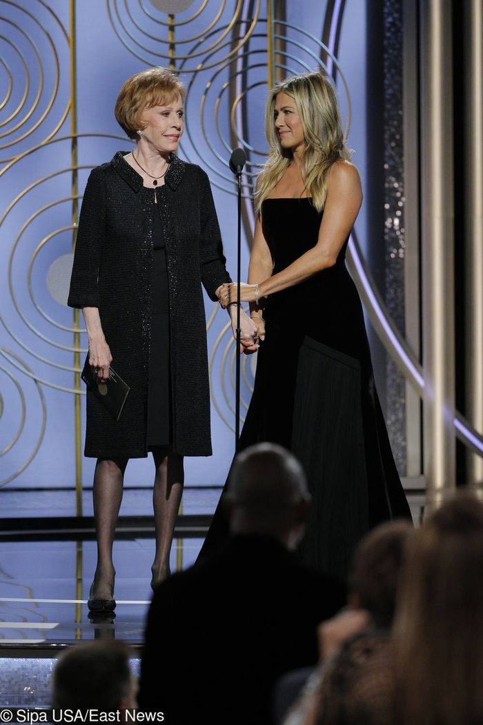 Carol Burnett i Jennifer Aniston (kreacja: Schiaparelli Haute Couture, biżuteria: Fred Leighton) - Złote Globy 2018