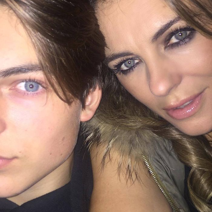 Elizabeth Hurley z synem