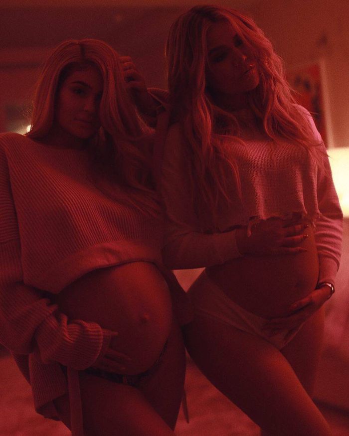 Kylie Jenner i Khloe Kardashian pokazały ciążowe brzuszki
