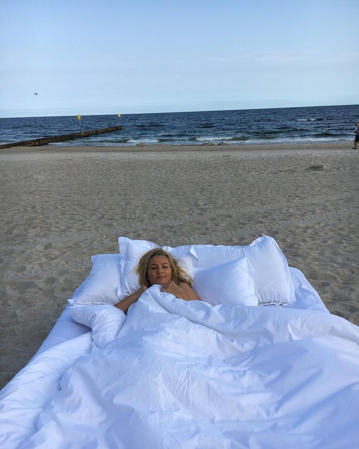 Katarzyna Bujakiewicz nago w łóżku na plaży w Kołobrzegu