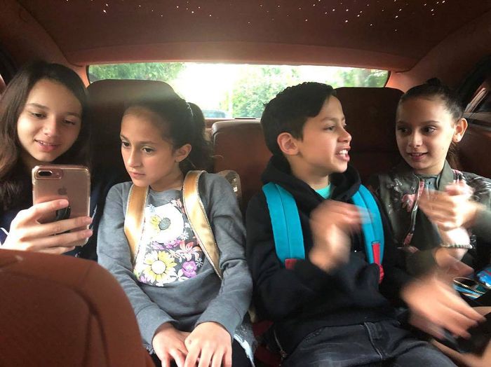 Dzieci Jennifer Lopez jadą autem do szkoły