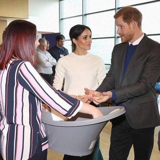 Meghan Markle i książę Harry oglądają dziecięcą wanienkę