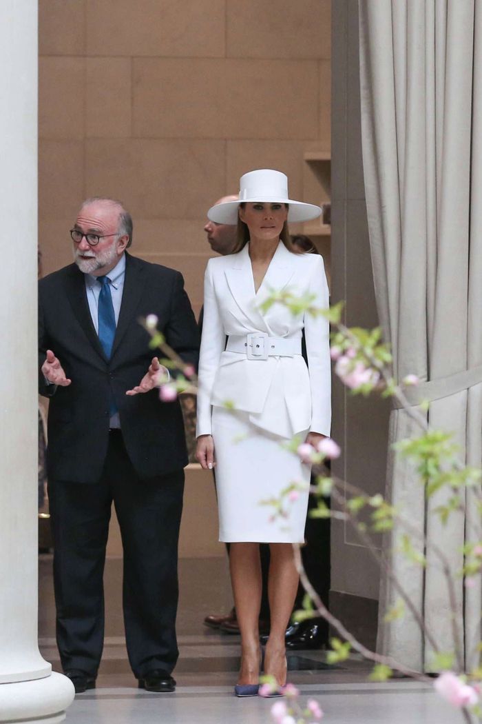 Melania Trump i Brigitte Macron w białych kreacjach w National Gallery of Art w Waszyngtonie