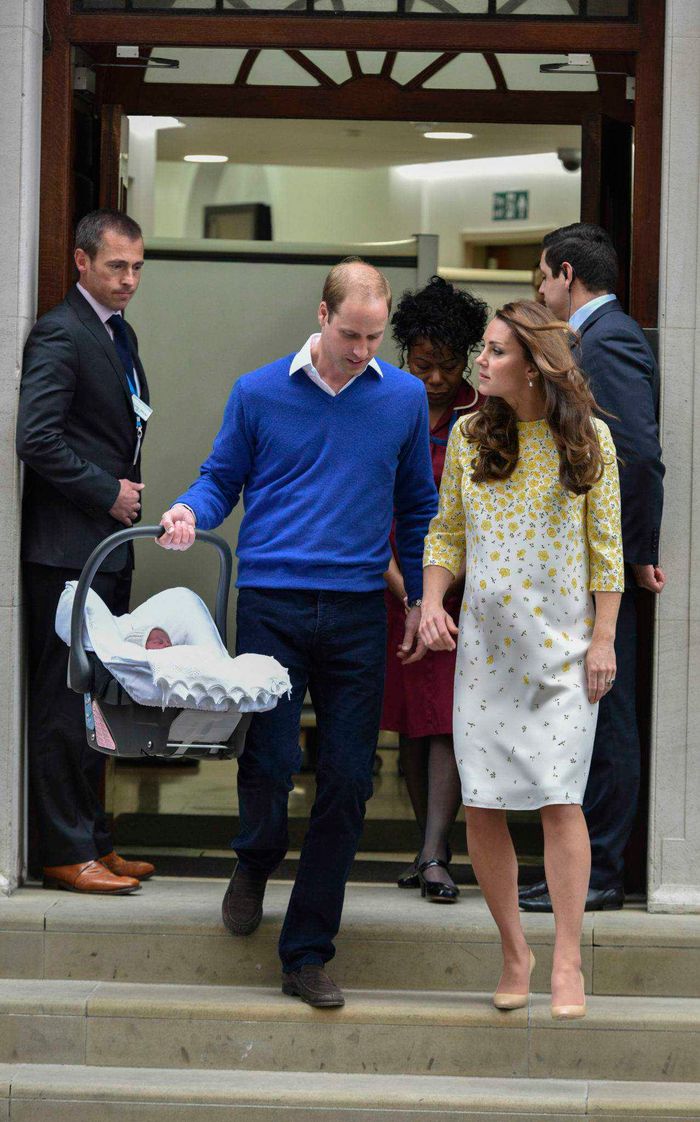 Księżna Kate i książę William z księżniczką Charlotte przed wejściem do St. Mary's Hospital Lindo Wing