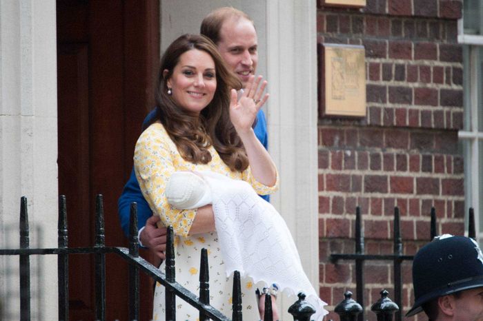 Księżna Kate i książę William z księżniczką Charlotte przed wejściem do St. Mary's Hospital Lindo Wing