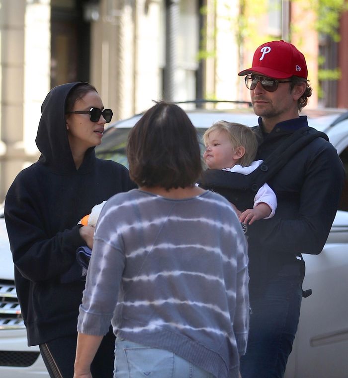 No crédit - BI - Exclusif - Bradley Cooper et sa compagne Irina Shayk se baladent avec leur fille Lea dans le quartier de West Village à New York