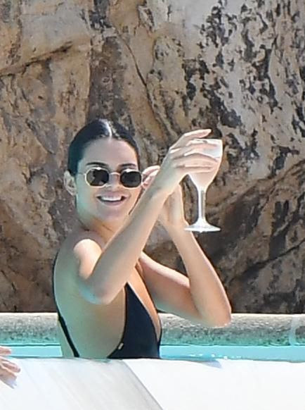 Kendall Jenner popija szampana na basenie w Cannes