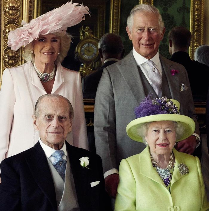 Księżna Camilla, książę Karol, książę Filip i Królowa Elżbieta II na oficjalnym ślubnym portrecie Meghan Markle i księcia Harry'ego