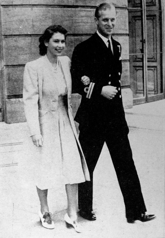 Królowa Elżbieta II i książę Filip po ogłoszeniu informacji o zaręczynach