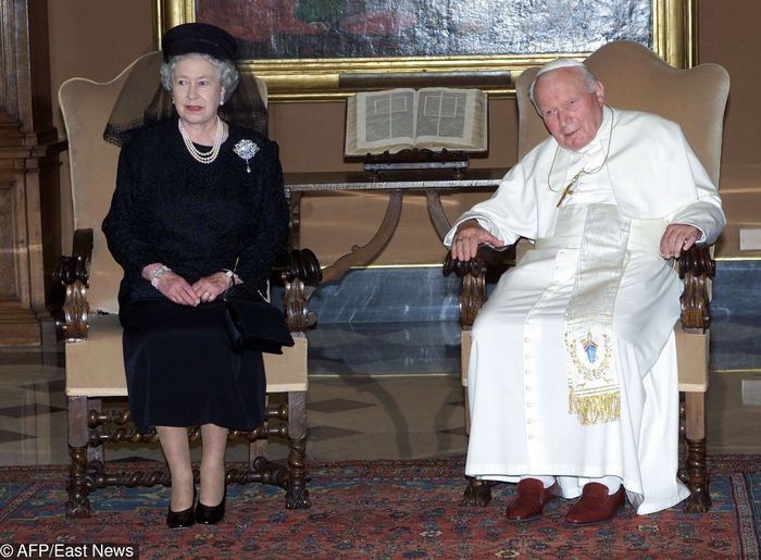 Królowa Elżbieta II i Jan Paweł II w 2000 roku