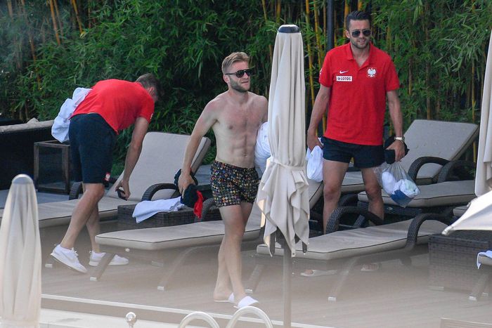 Jakub Błaszczykowski bez koszulki nad basenem w Moskwie przed meczem Polska-Senegal (Mundial 2018)
