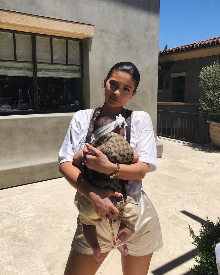 Kylie Jenner nosi córkę Stormi w nosidełku Gucci
