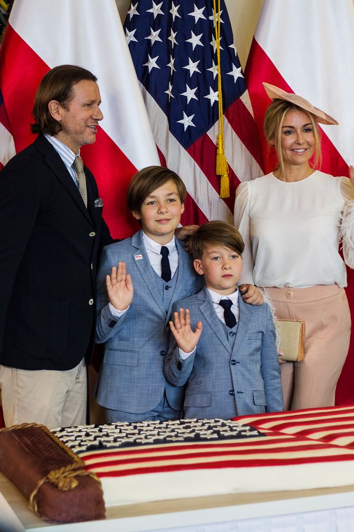 Małgorzata Rozenek-Majdan i Radosław Majdan z dziećmi podczas świętowania Dnia Nepodległości w amerykańskiej ambasadzie