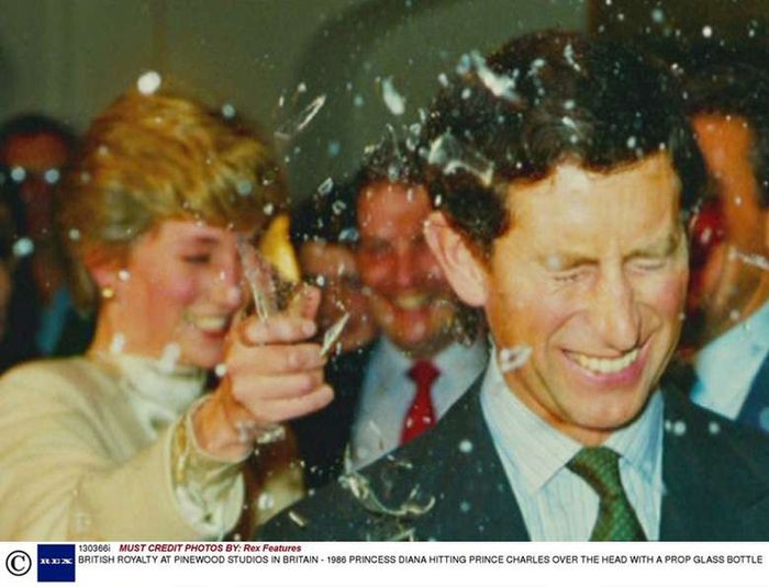 Księżna Diana rozbiła butelkę na głowie księcia Karola