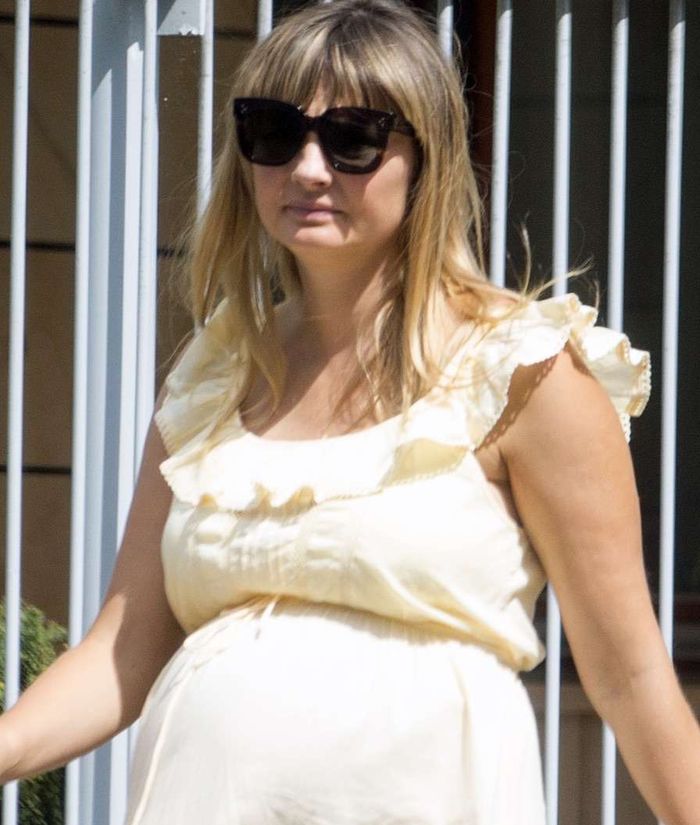 Małgorzata Socha w żółtej sukience z dużym ciążowym brzuchem