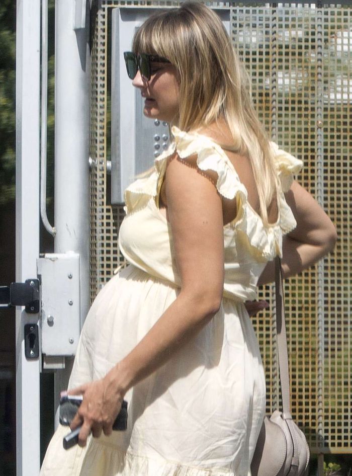 Małgorzata Socha w żółtej sukience z dużym ciążowym brzuchem