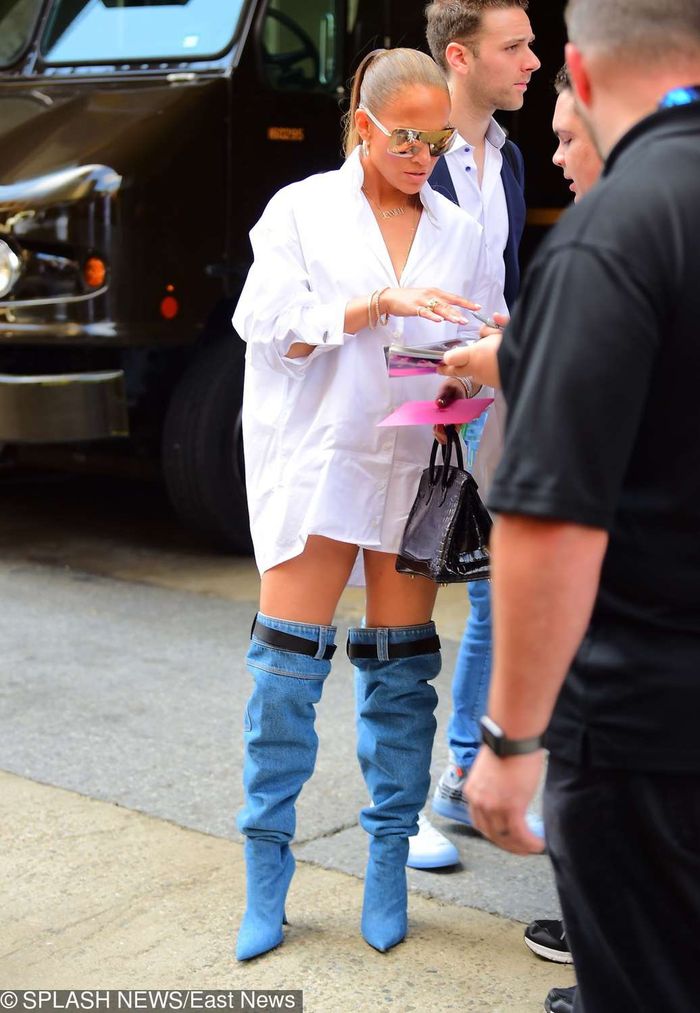 Jennifer Lopez w dżinsowych kozakach Versace