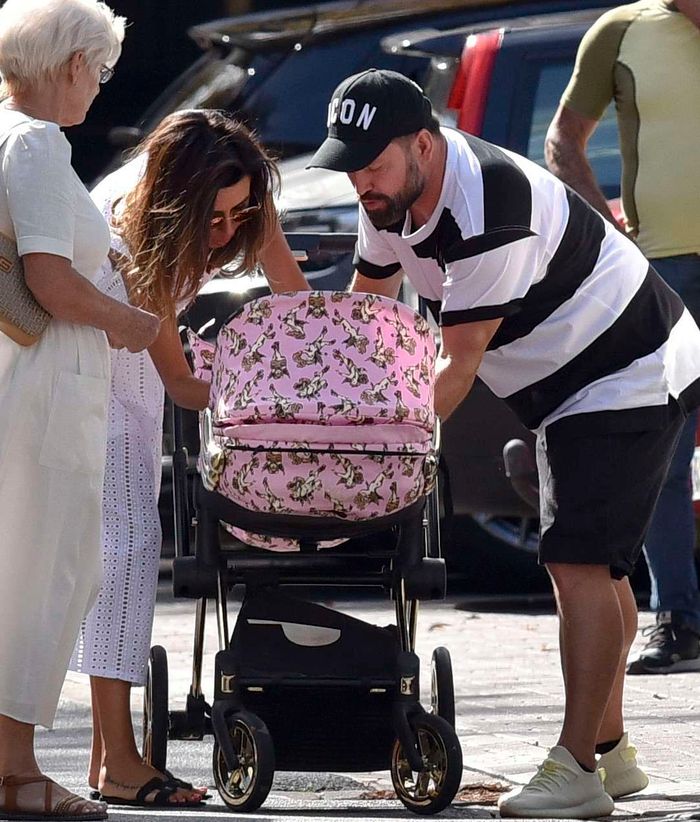 Mia Raduszewska jest wożona w różowym wózku. Dziecko Natalii Siwiec jest stylowe tak jak jej mama