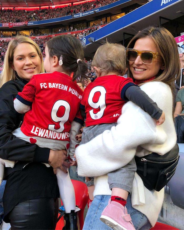 Zosia Ślotała i Anna Lewandowska z dziećmi na stadionie
