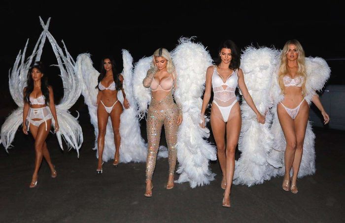 Siostry Kardashian na Halloween przebrały się za seksowne aniołki Victoria's Secret