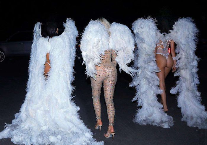 Siostry Kardashian na Halloween przebrały się za seksowne aniołki Victoria's Secret