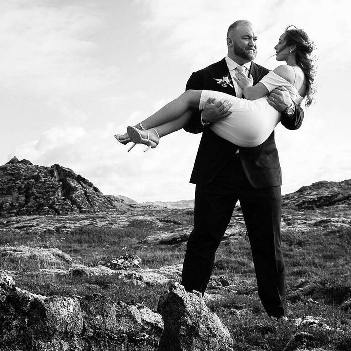 Ślub Hafthora Juliusa Bjornssona i Kelsey Henson na Islandii