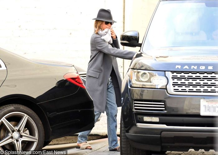Jennifer Aniston w kapciach wybiegła od kosmetyczki