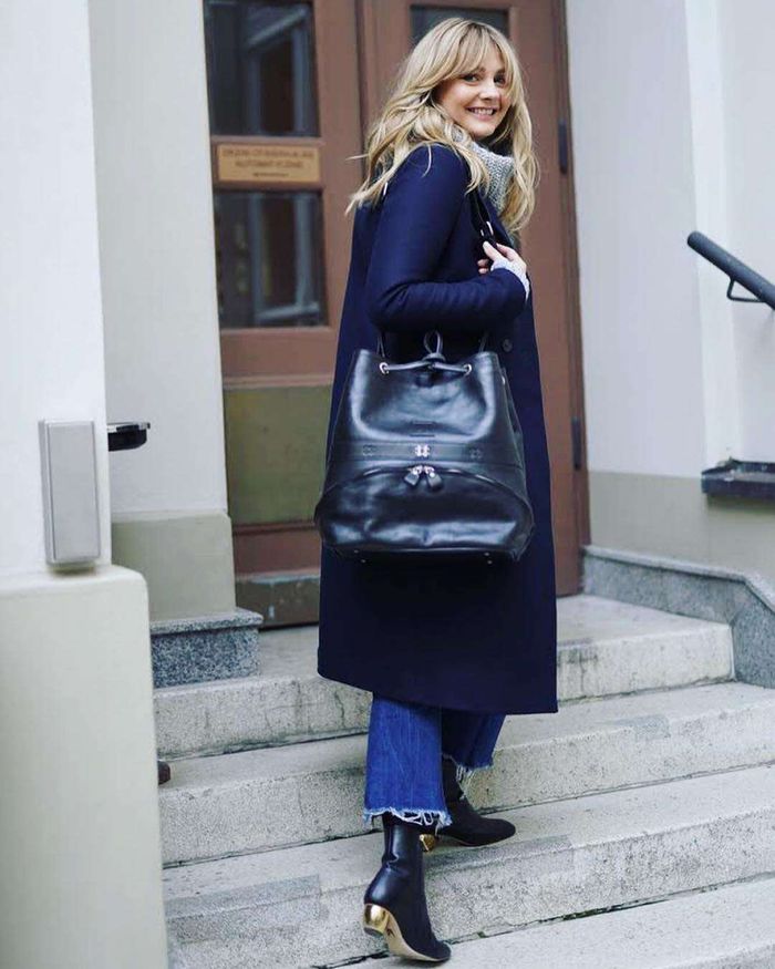 Małgorzata Socha z dużą torbą podczas niedzielnego spaceru